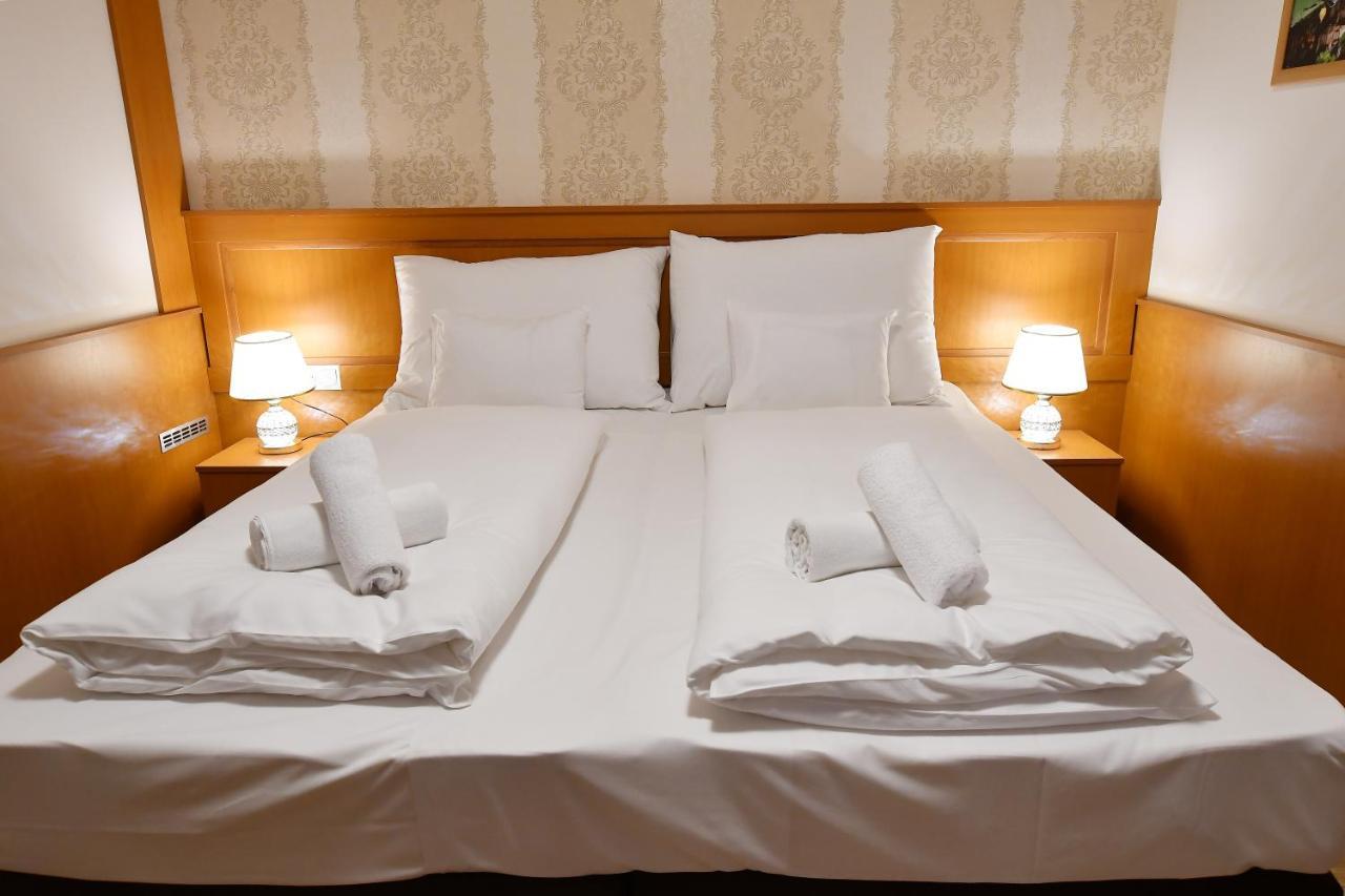 Hotel Barbakan ペーチ エクステリア 写真