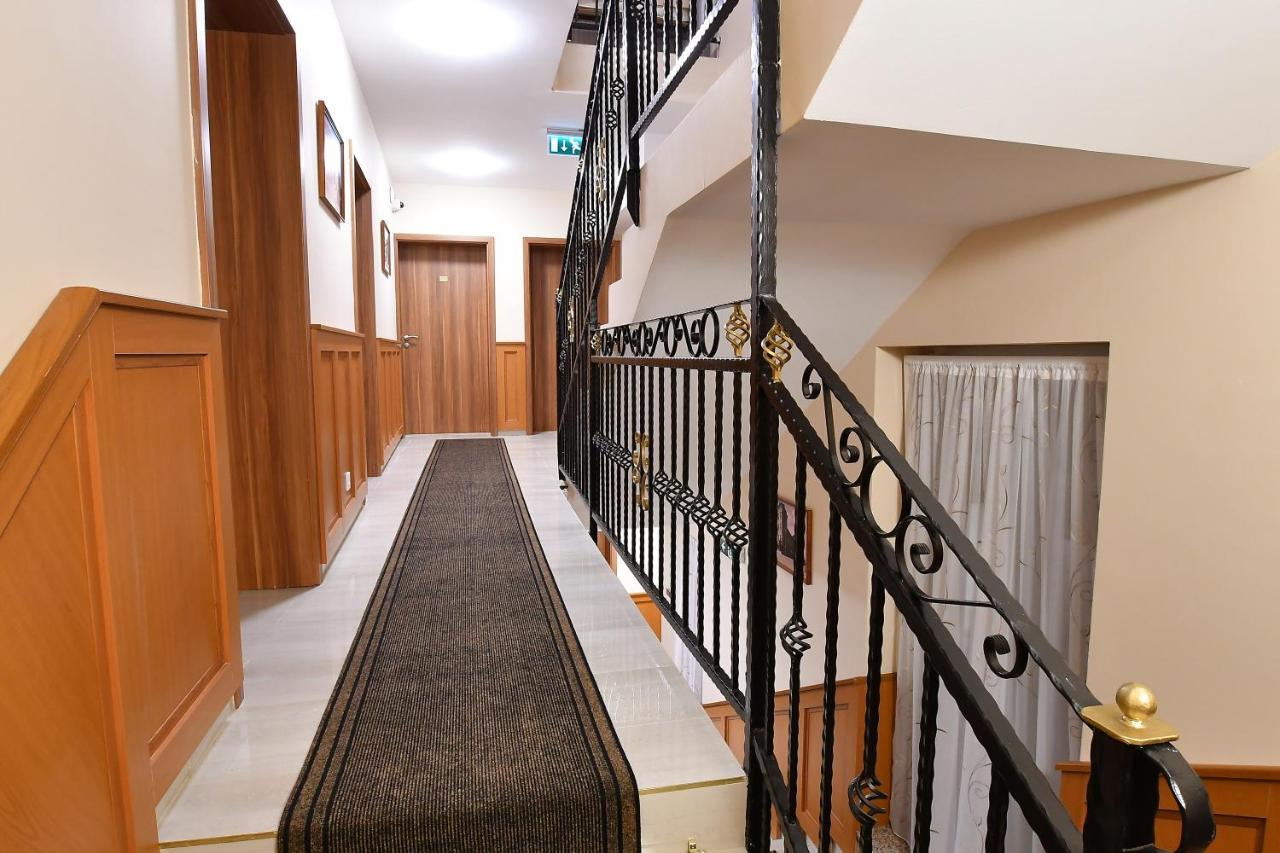 Hotel Barbakan ペーチ エクステリア 写真